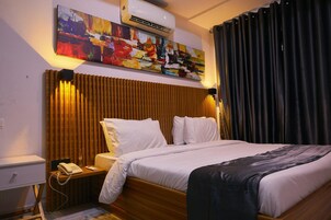 Ropa de cama de alta calidad, cortinas blackout y wifi gratis 