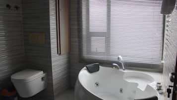 Phòng Suite | Phòng tắm | Khăn tắm, xà phòng, giấy vệ sinh