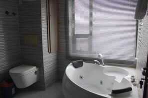 스위트 | 욕실 | 타월, 비누, 화장지