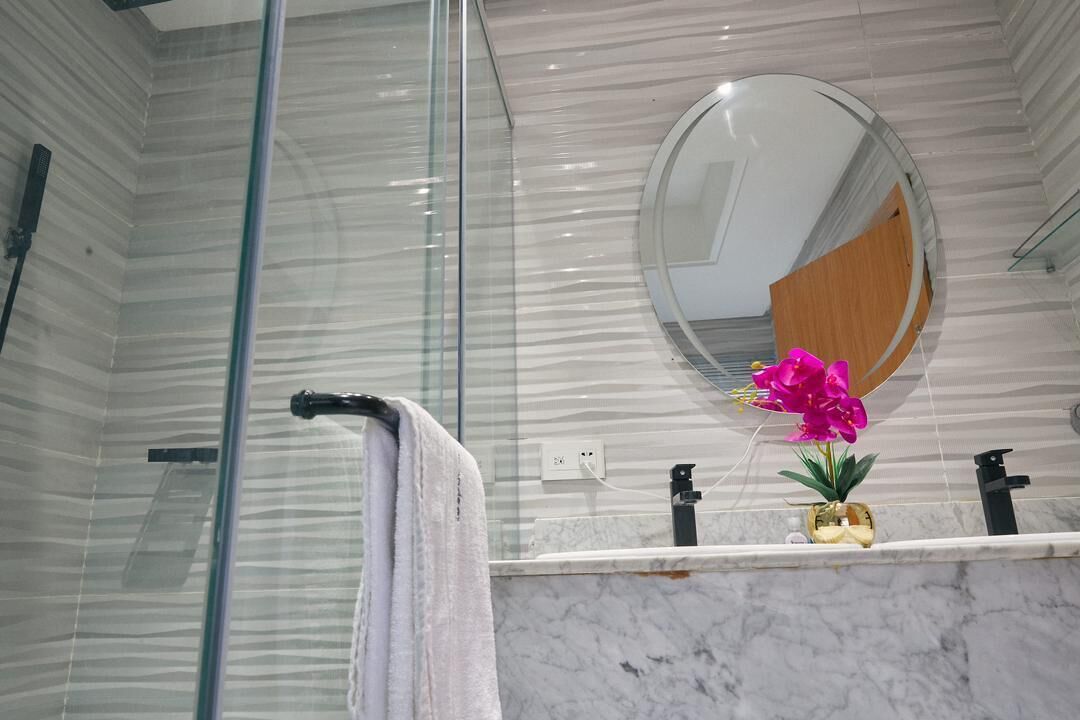 Habitación individual superior | Baño | Toallas, jabón, papel de baño 