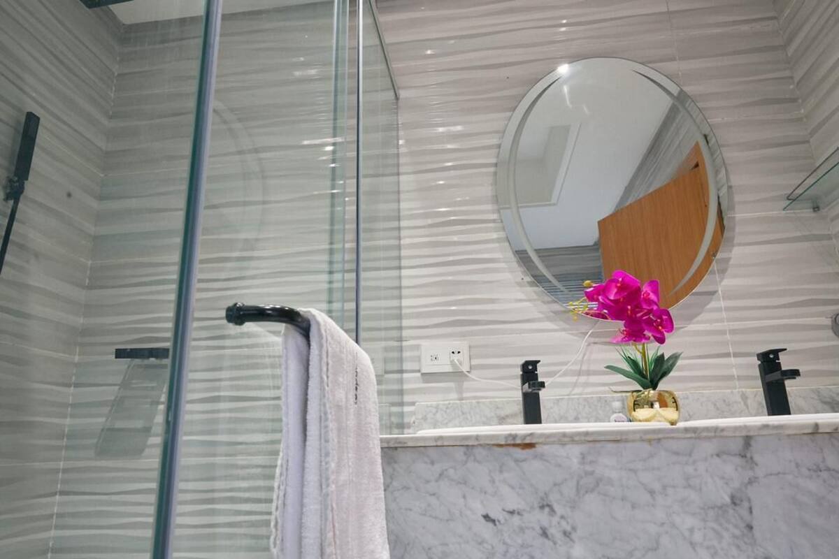 Habitación individual superior | Baño | Toallas, jabón, papel de baño