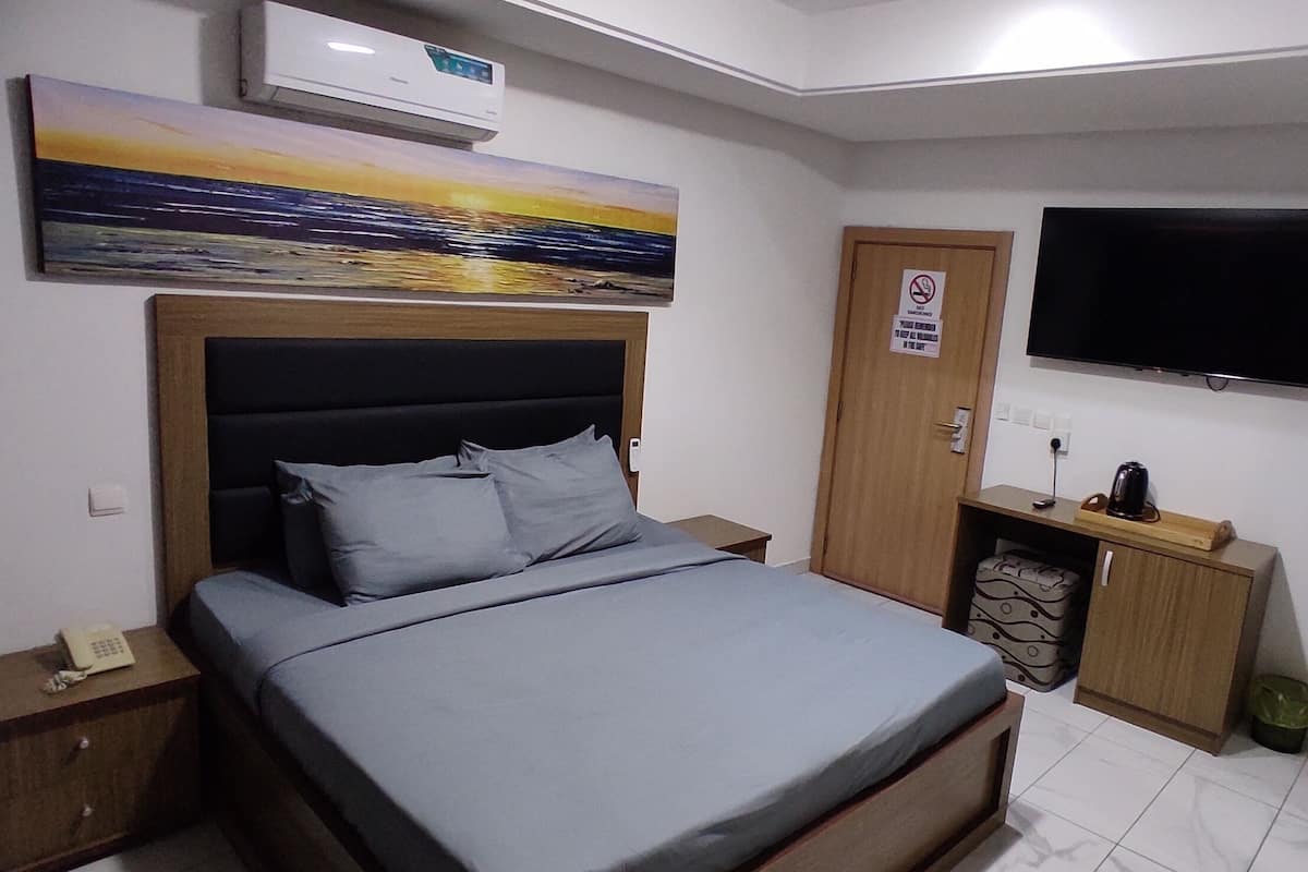 Standardrum | Värdeförvaringsskåp på rummet, mörkläggningsgardiner och barnsängar