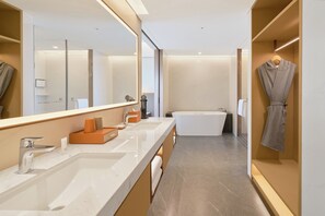 Premier Suite, 1 Bedroom, Lake View | Bathroom | Hair dryer, bathrobes, slippers - Hyatt Place Kunming South Railway Station (Kunming)