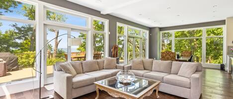 Smart-TV, Kamin, Arbeitsbereiche