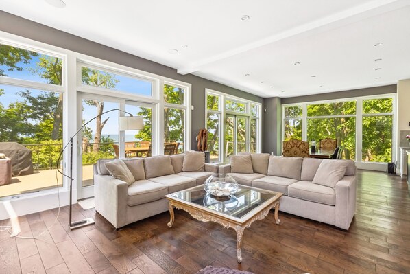 TV connectée, cheminée, espaces bureaux