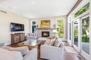 Smart-TV, Kamin, Arbeitsbereiche