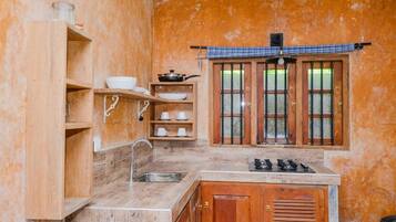 Deluxe Villa, Balcony, Mountain View | Private kitchen