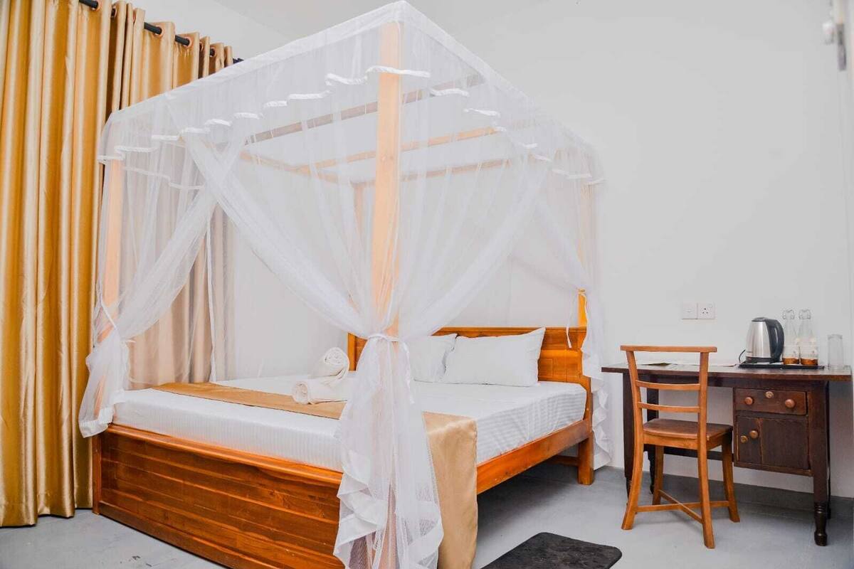 Una habitación con una cama de madera, un escritorio y una silla.