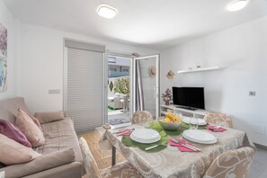 TV - Divino En Playa Vacation Apartment with Sea Views, Shared Pool & Wi-Fi (Granadilla de Abona)