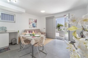 Dining - Divino En Playa Vacation Apartment with Sea Views, Shared Pool & Wi-Fi (Granadilla de Abona)
