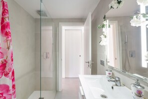 Shower, towels - Divino En Playa Vacation Apartment with Sea Views, Shared Pool & Wi-Fi (Granadilla de Abona)