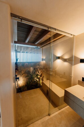 Spa - Luxury home on the cliffs of Zihuatanejo. Catering, gym, sauna, barbecue. (Gro.)