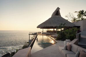 Outdoor pool, a heated pool - Luxury home on the cliffs of Zihuatanejo. Catering, gym, sauna, barbecue. (Gro.)