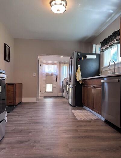 Peaceful Country Retreat with Valley Views – Pet Friendly!