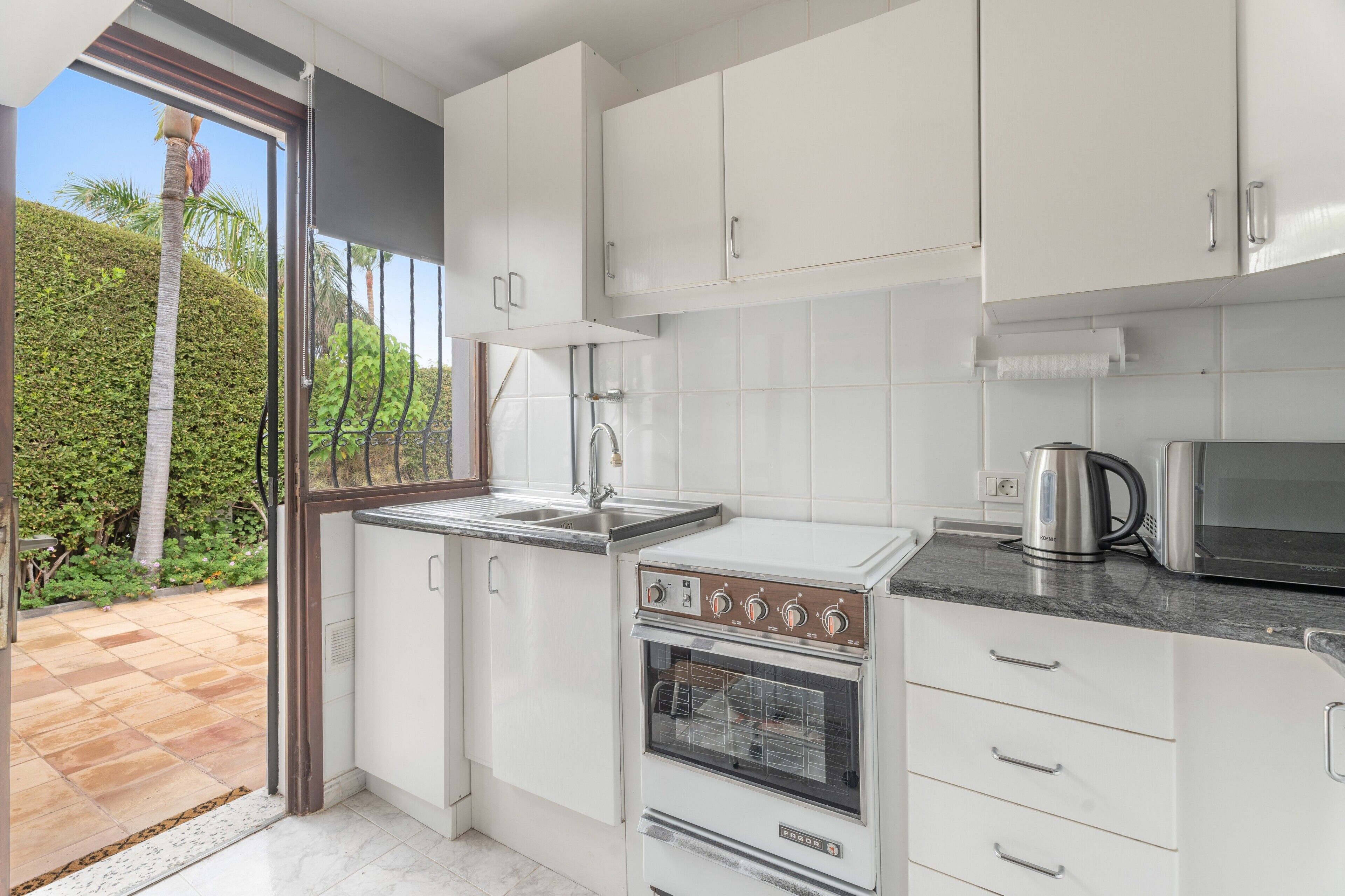 冷蔵庫、電子レンジ、オーブン、コンロ