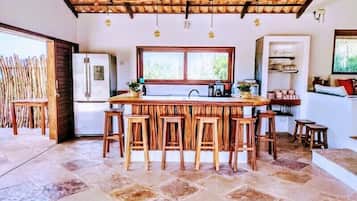 Frigobar, micro-ondas em uma área comum