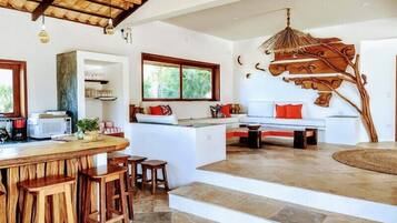 Vila família, 6 quartos, piscina particular | Área de estar