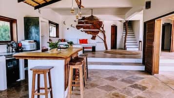 Vila família, 6 quartos, piscina particular | Área de estar