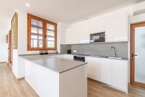 Fridge, microwave, oven, stovetop - Rural House 'Son Guillem' with Mountain Views, Wi-Fi and Air Conditioning (Illes Balears)