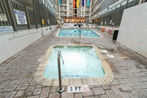 Inomhuspool och utomhuspool