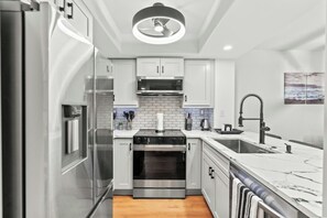 Kühlschrank, Mikrowelle, Ofen, Herdplatte