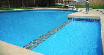 Charming 4-bedroom house with AC, WiFi and swimming pool in welcoming Norman