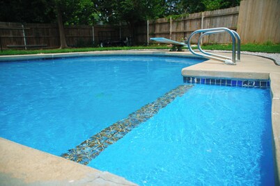 Charming 4-bedroom house with AC, WiFi and swimming pool in welcoming Norman