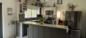 Elegant 3-bedroom House with WiFi and AC near beautiful Dickenson Bay