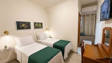Triple Room | Desk, laptop workspace, free WiFi, bed sheets