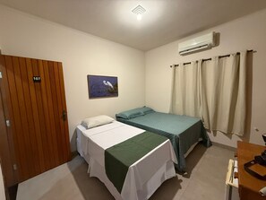 Comfort driepersoonskamer | Een bureau, een laptopwerkplek, gratis wifi, beddengoed