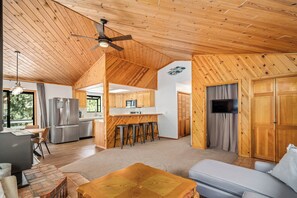 Smart TV y chimenea 
