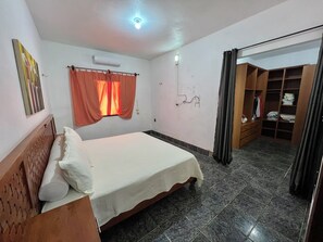 5 bedrooms, WiFi, bed sheets