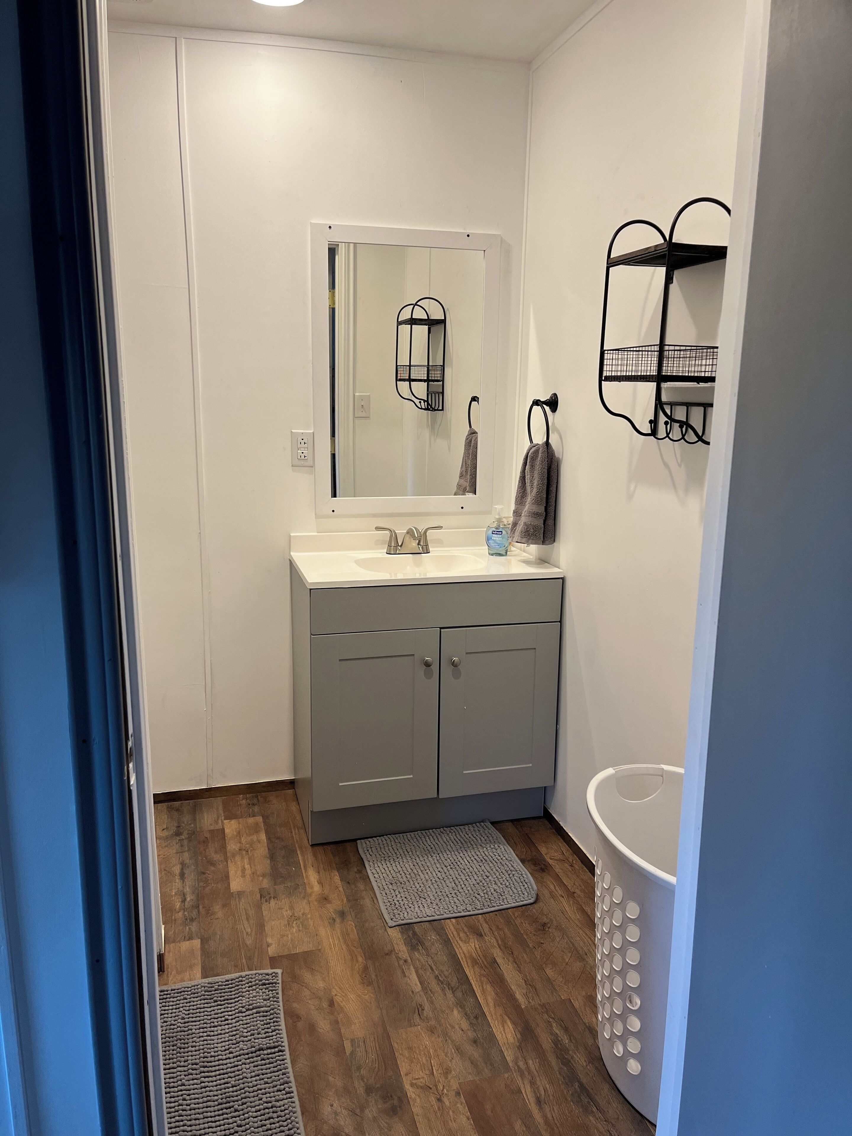 Douche, serviettes fournies, savon, papier toilette