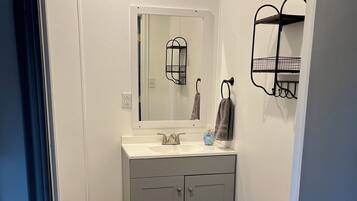 Douche, serviettes fournies, savon, papier toilette