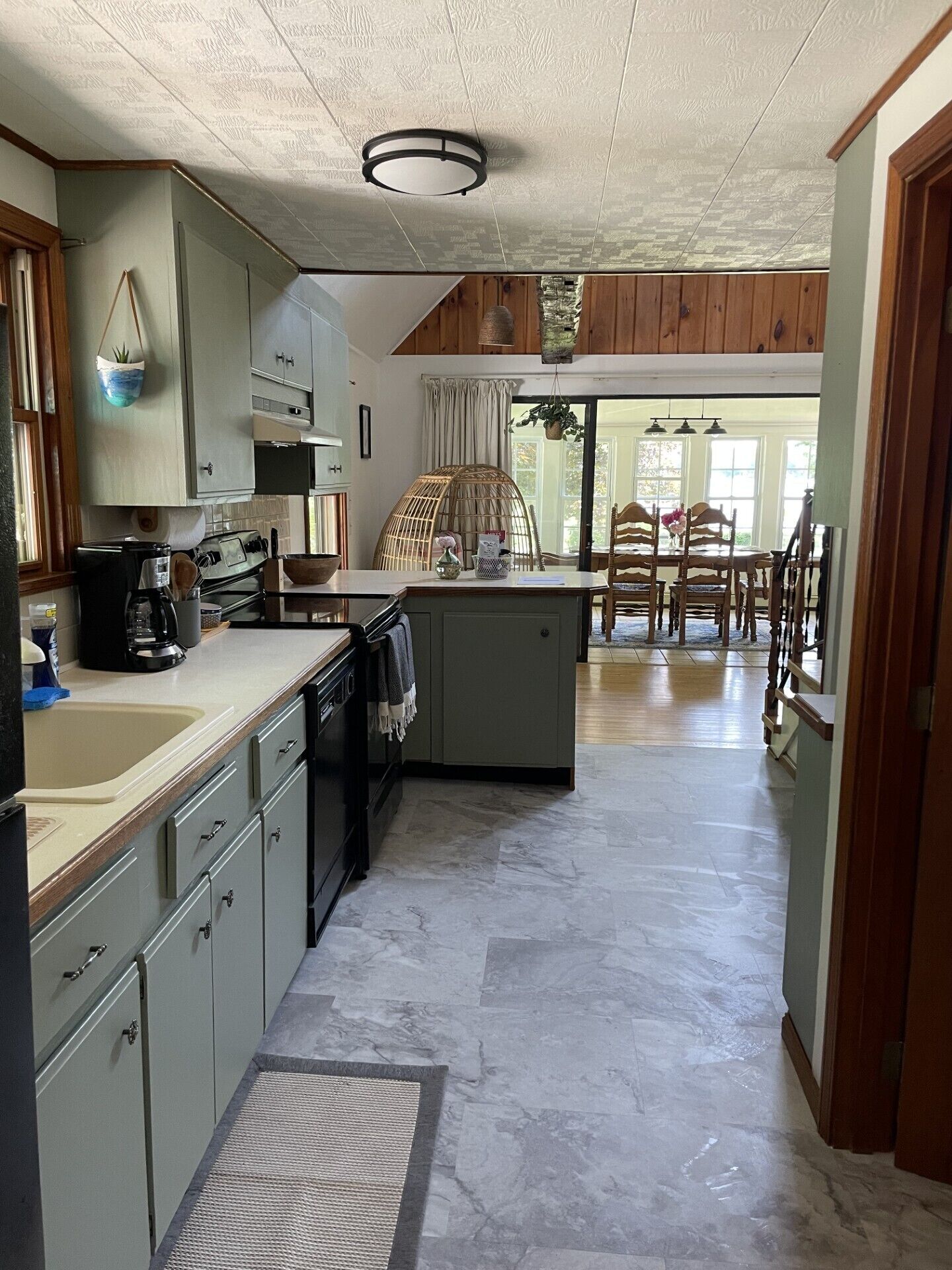 Mikrobølgeovn, ovn, kokeplater og oppvaskmaskin