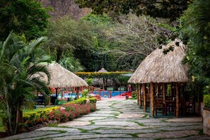 Habitación individual de lujo, vista al jardín | Área de sala de estar