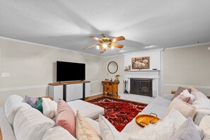 Smart TV, fireplace