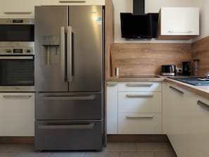 Refrigerador, microondas, horno y lavavajillas 