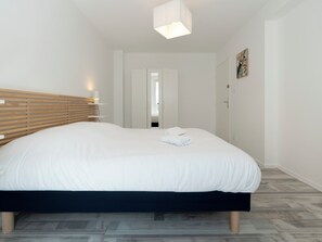 3 habitaciones, tabla de planchar con plancha, wifi y ropa de cama 