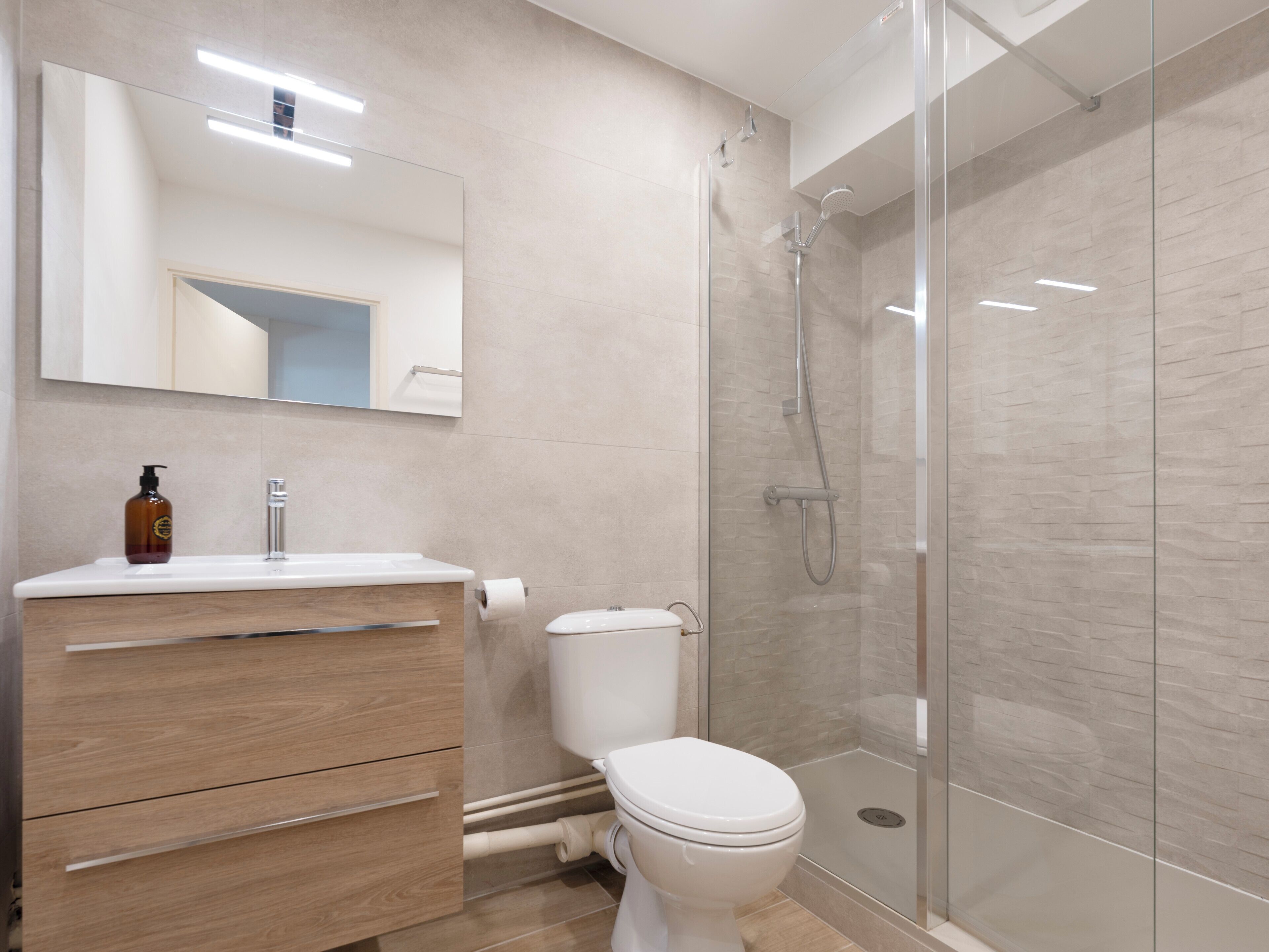 Dusche, Haartrockner, Handtücher