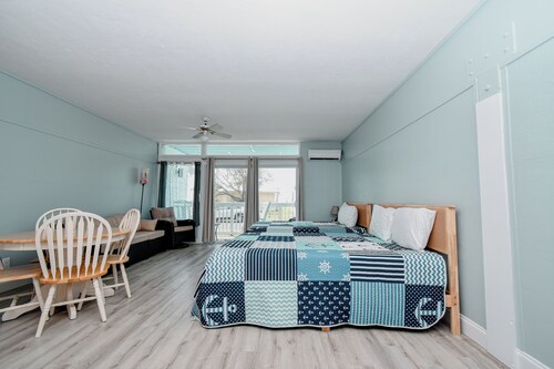 Charming 2-bedroom condo in lovely Cedar Key with WiFi, AC