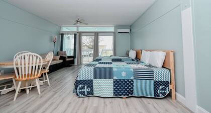 Charming 2-bedroom condo in lovely Cedar Key with WiFi, AC