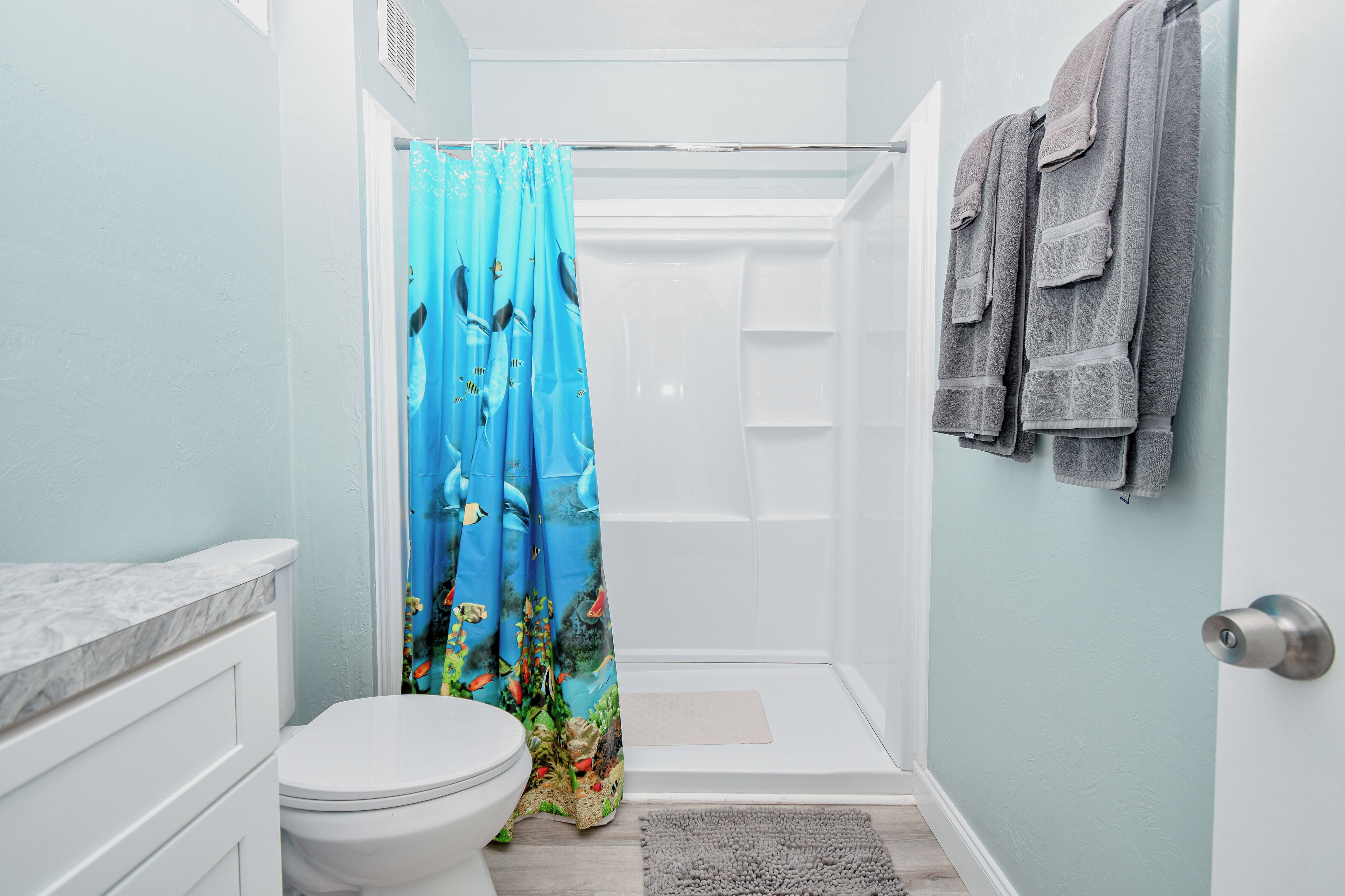 Regadera, toallas, papel de baño 