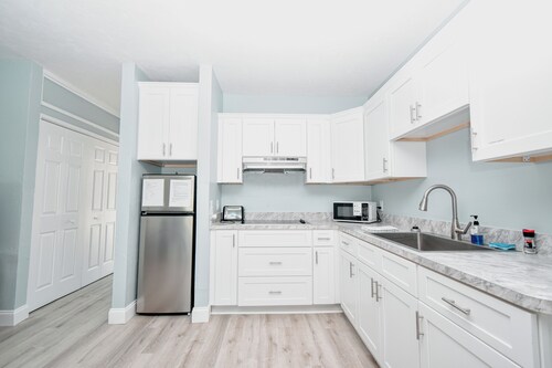 Charming 2-bedroom condo in lovely Cedar Key with WiFi, AC