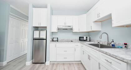 Charming 2-bedroom condo in lovely Cedar Key with WiFi, AC