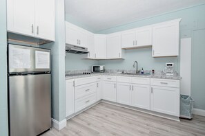 Microwave - Charming 2-bedroom condo in lovely Cedar Key with WiFi, AC (Cedar Key)