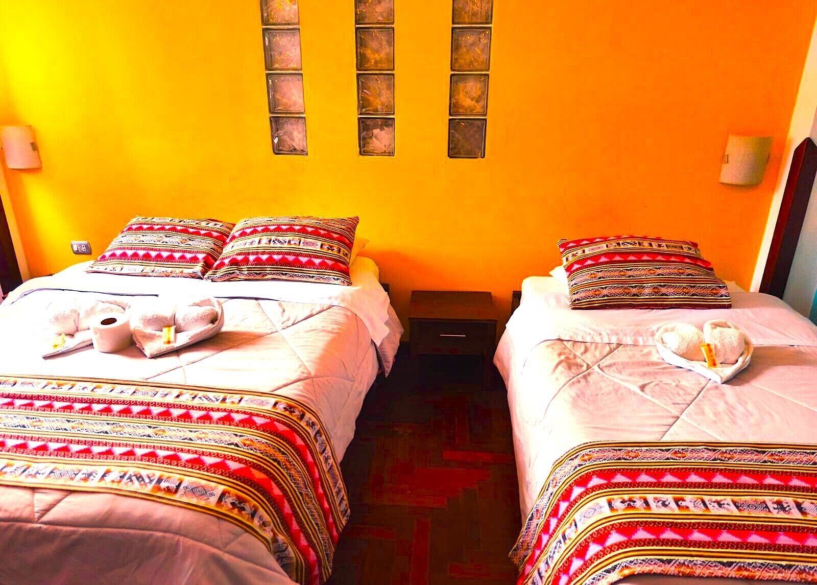 Classic trippelrum | Arbetsyta för laptop, mörkläggningsgardiner och strykjärn/strykbräda