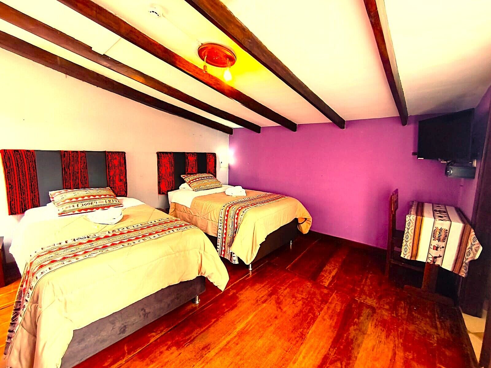 Habitación tradicional con 2 camas individuales, vista al patio | Espacio para trabajar con laptop y cortinas blackout 