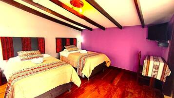 Habitación tradicional con 2 camas individuales, vista al patio | Espacio para trabajar con laptop y cortinas blackout