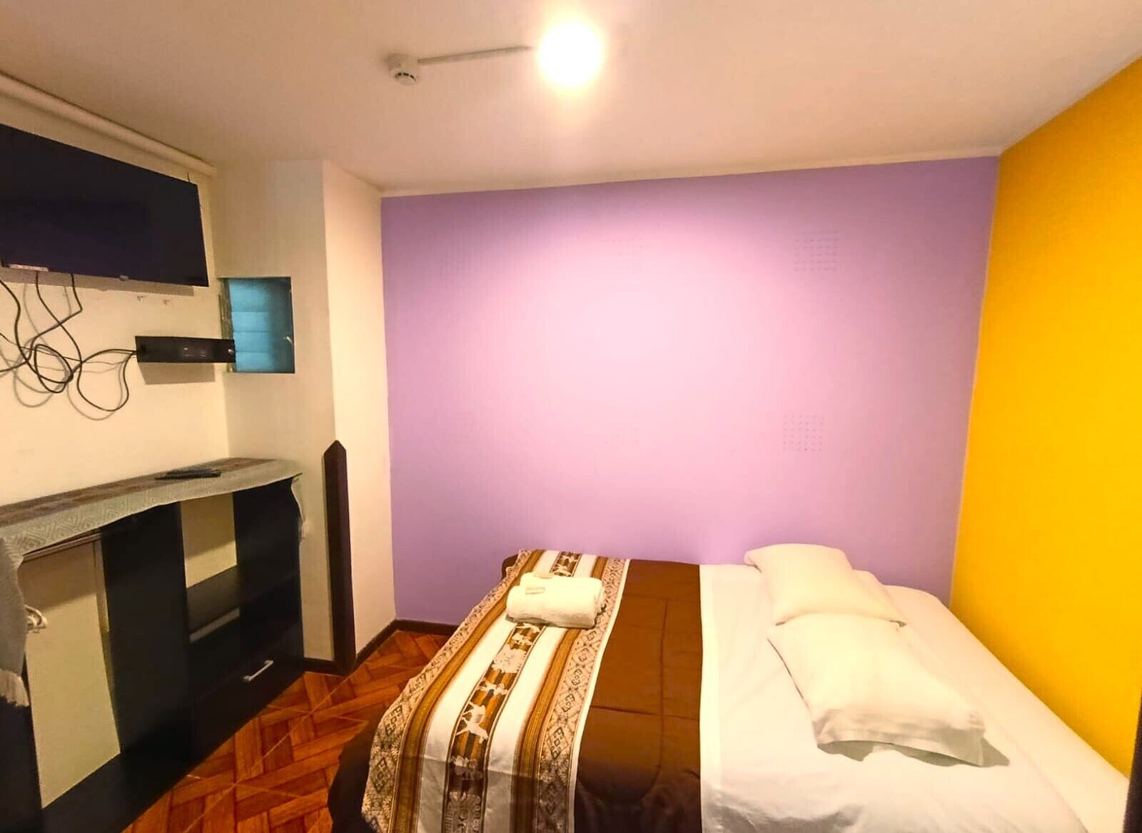 Basic dubbelrum | Arbetsyta för laptop, mörkläggningsgardiner och strykjärn/strykbräda